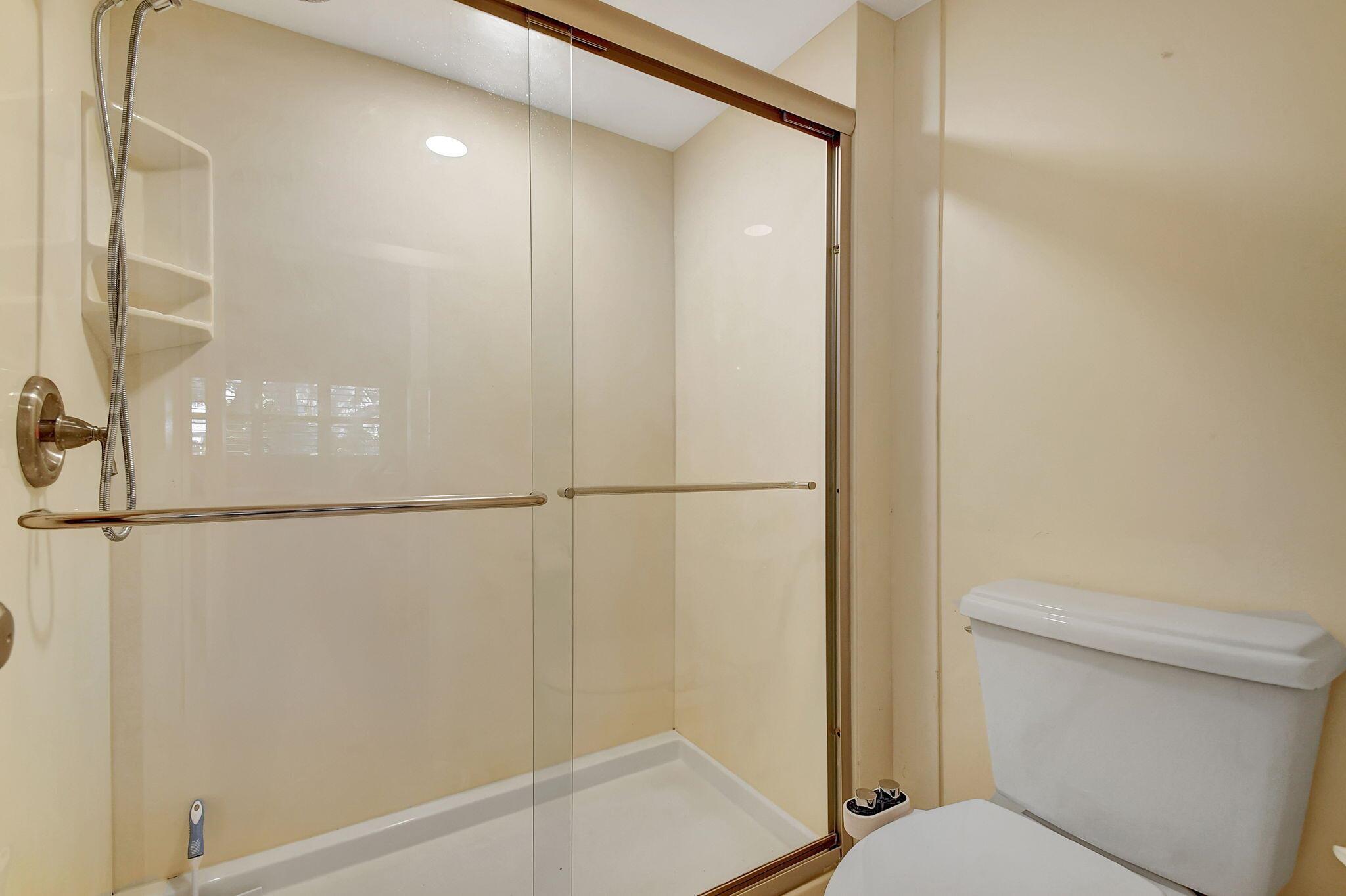 OAK HARBOUR CONDOS - Residential Lease
