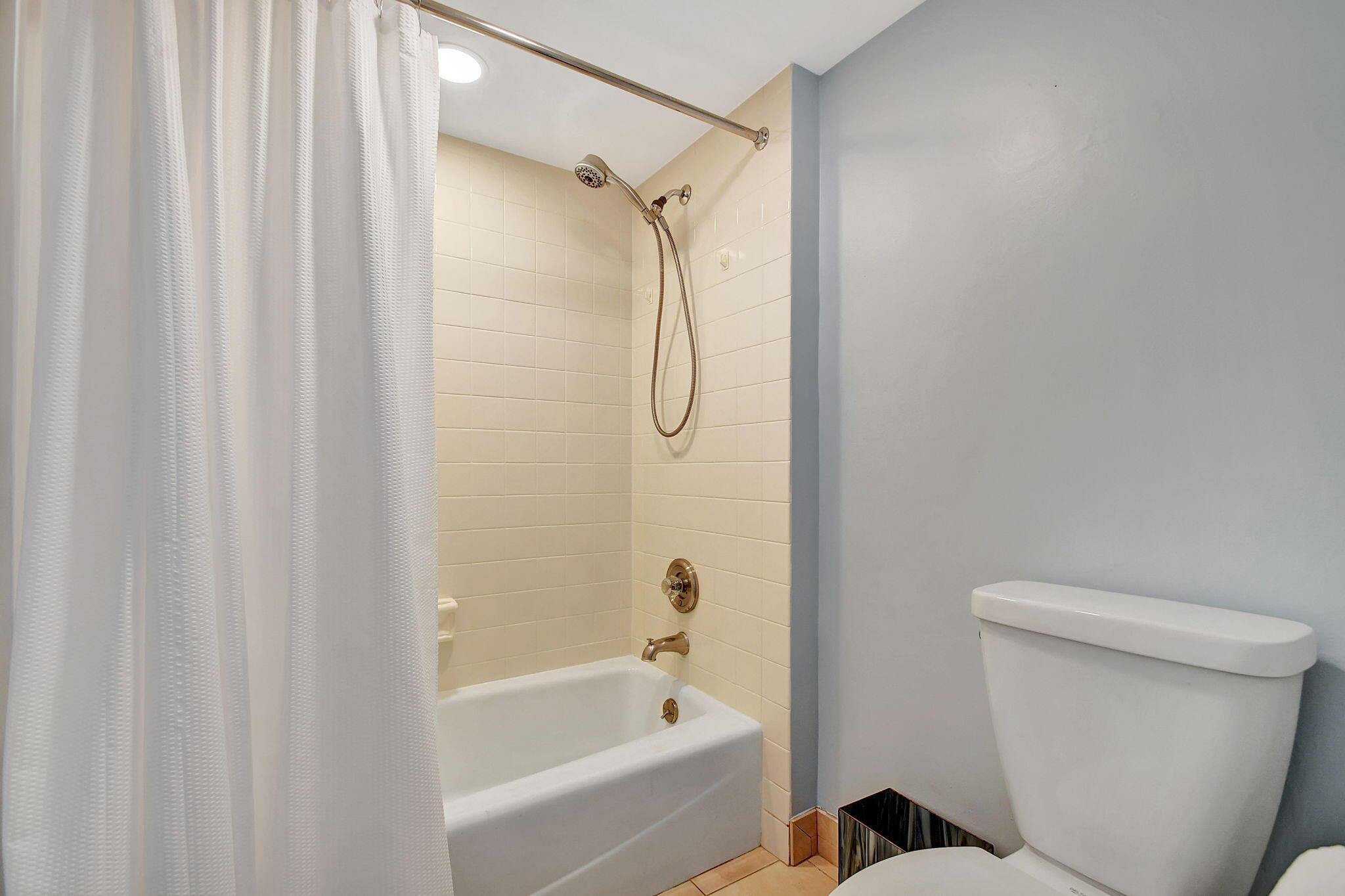 OAK HARBOUR CONDOS - Residential Lease