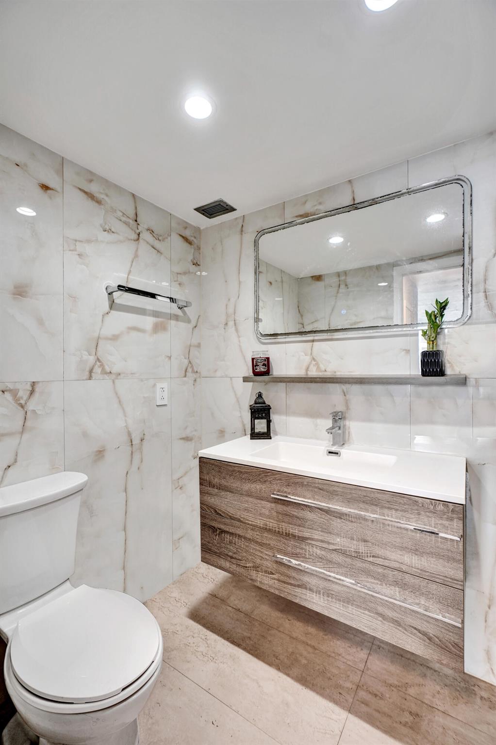 COMMODORE PLAZA CONDO - Residential