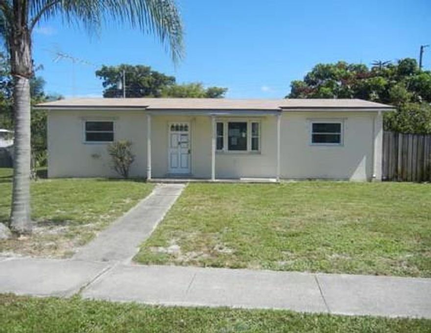 Beautiful single family home. Property features 3 bedrooms / 2 bathroom in Hollywood. Living room and dining are tiled throughout. Other features include a driveway, a screened porch and a large backyard. Property sold "As Is" with all faults, without any guarantee or warranty by seller. No one may alter or occupy property until after closing and funding. HUD will prosecute trespassers. Y/IE (Insurable w/ Escrow).