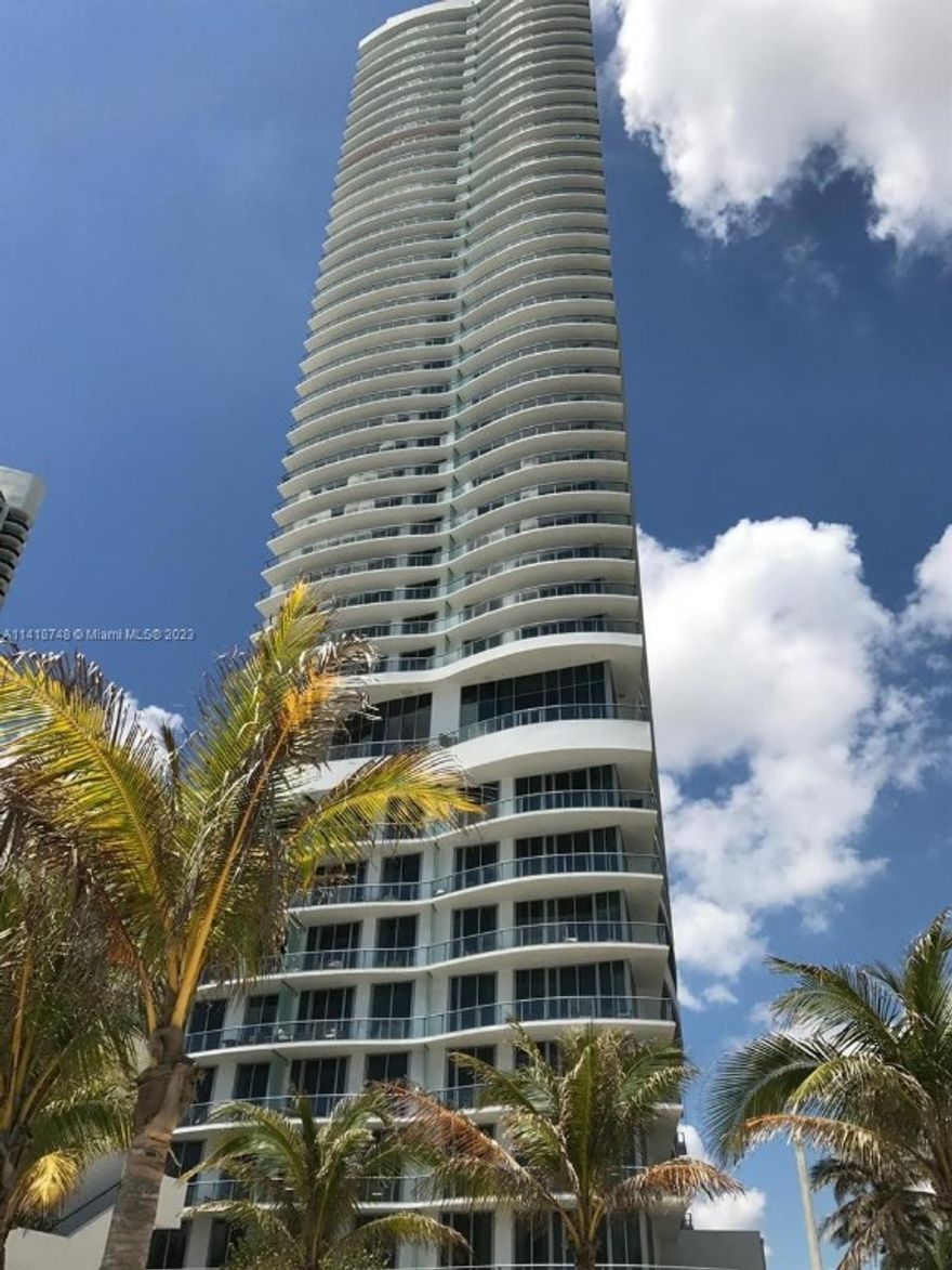 Spectacular Condo-Hotel in one of the most desirable beach in South Florida, excellent pool area, State of the art Gym, Spa, restaurant , Bar, etc.