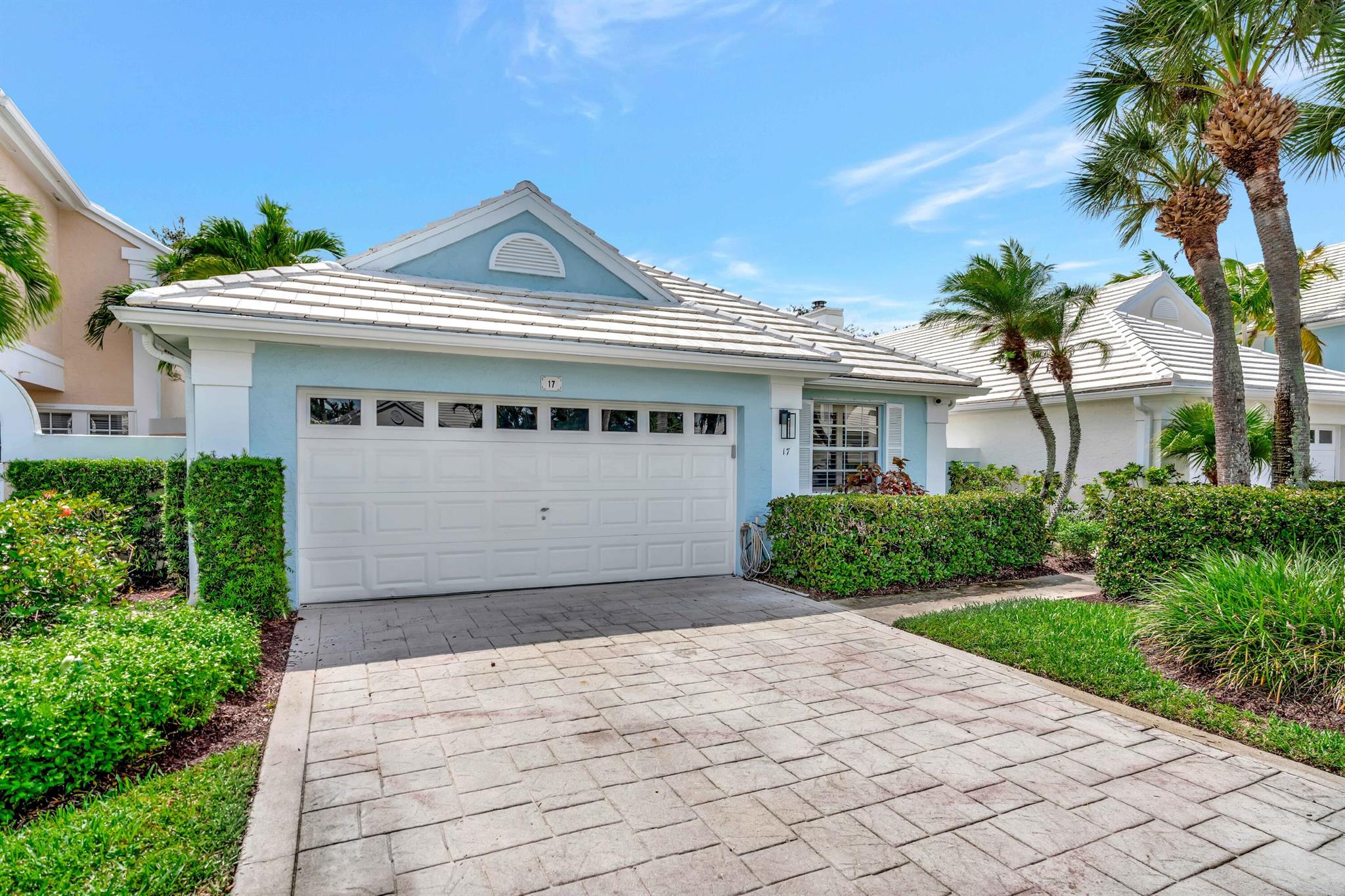 Beautiful 3 bed/2 bath home located in Barclays Club within PGA National.This home has a pooll