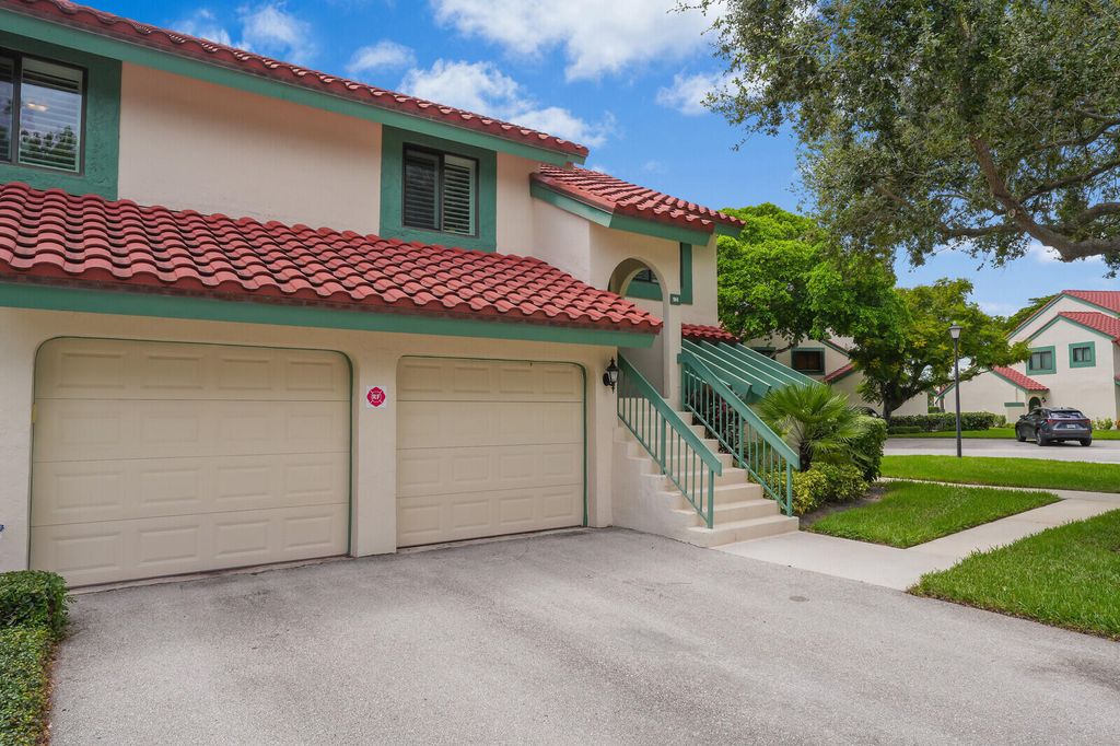 Photo of 9 Lexington Lane E, Palm Beach Gardens, FL 33418 (MLS # B26007334)