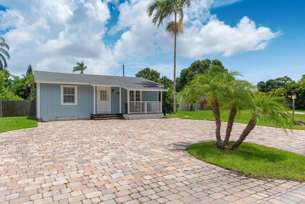 Photo of 893 SW 35th Street, Palm City, FL 34990 (MLS # R11081598)