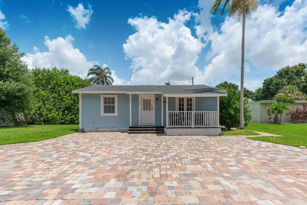 Photo of 893 SW 35th Street, Palm City, FL 34990 (MLS # R11081598)