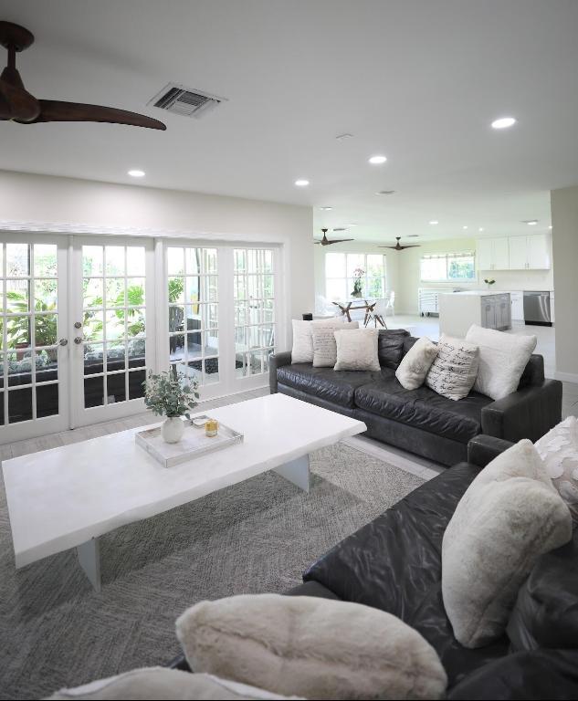 3127 Lakeview Boulevard