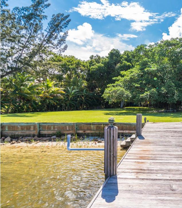 87' direct intracoastal buildable Lot in Palm Beach Gardens. Phenomenal waterway views. No wake zone, city water. County taxes only. Privately gated and located at the end of a culdesac. Come build your waterfront dream home in paradise. Endless possibilities.Note:Taxes are reflective of entire north parcel, main house, and south lot. Will be adjusted accordingly after unity of title is dissolved.