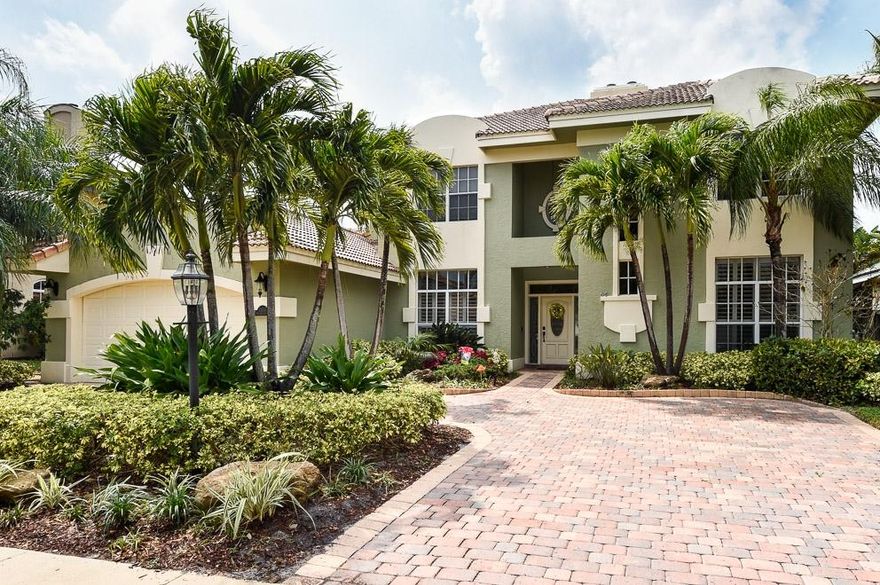 This beautiful 5/4.1 home located in Crystal Pointe, a 24/7 manned and gated community, located close to the beach, fine shops, and dining in the Northern Palm Beaches.