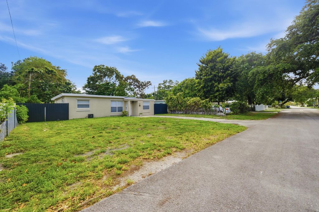 Photo of 6328 Arthur Street, Hollywood, FL 33024 (MLS # B26017792)