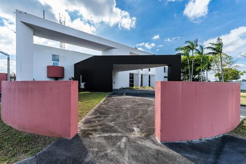 194 NW 187th St Miami FL 33169