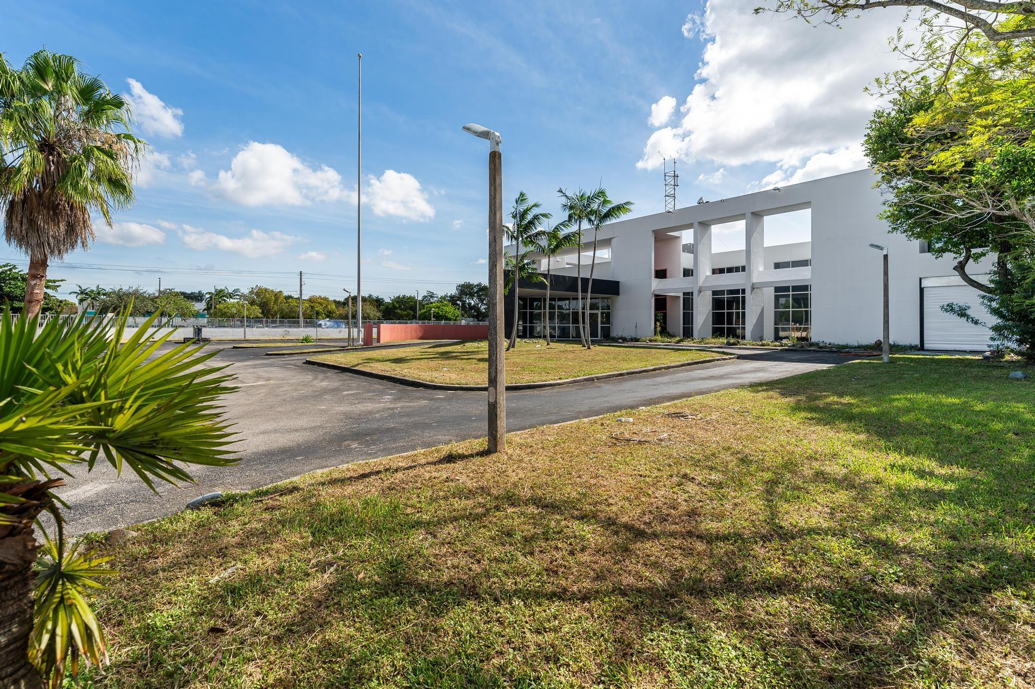 194 NW 187th St