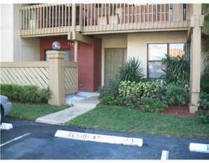 Lovely 3 bedroom condo with new floors.. Washer/dryer included. Close to supermarket, restaurants, and gym