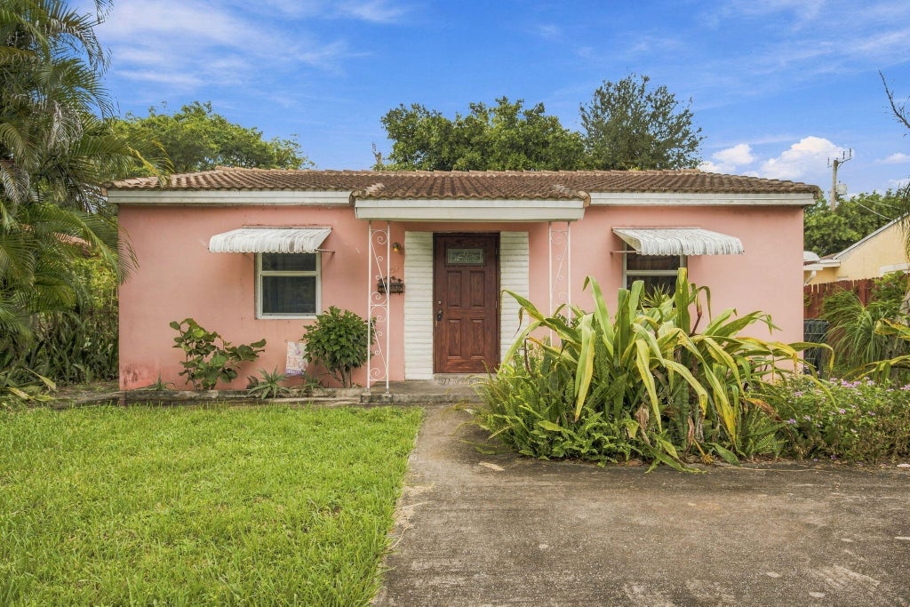 Photo of 1524 NE 2ND Avenue, Fort Lauderdale, FL 33304 (MLS # B26083999)