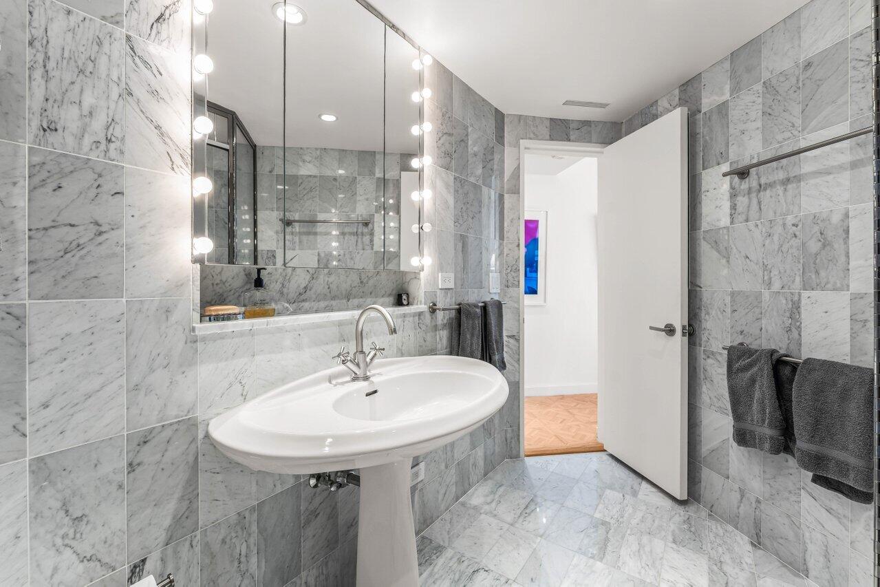 TWO THOUSAND COND AT SLOANS CURVE DECL FILED 12-21 - Residential