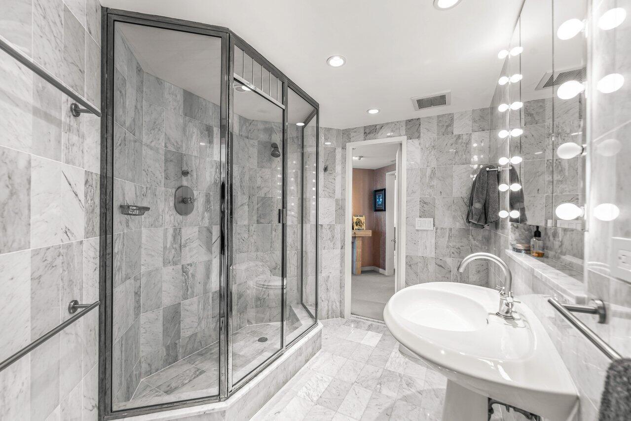 TWO THOUSAND COND AT SLOANS CURVE DECL FILED 12-21 - Residential