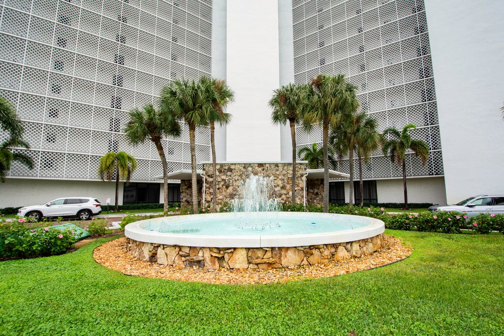 Photo of 336 Golfview Road #405, North Palm Beach, FL 33408 (MLS # R10949908)