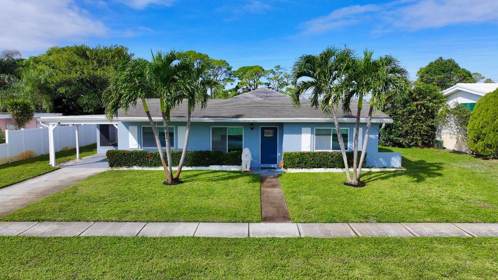 Photo of 1615 Crest Drive, Lake Worth, FL 33461 (MLS # R11139981)