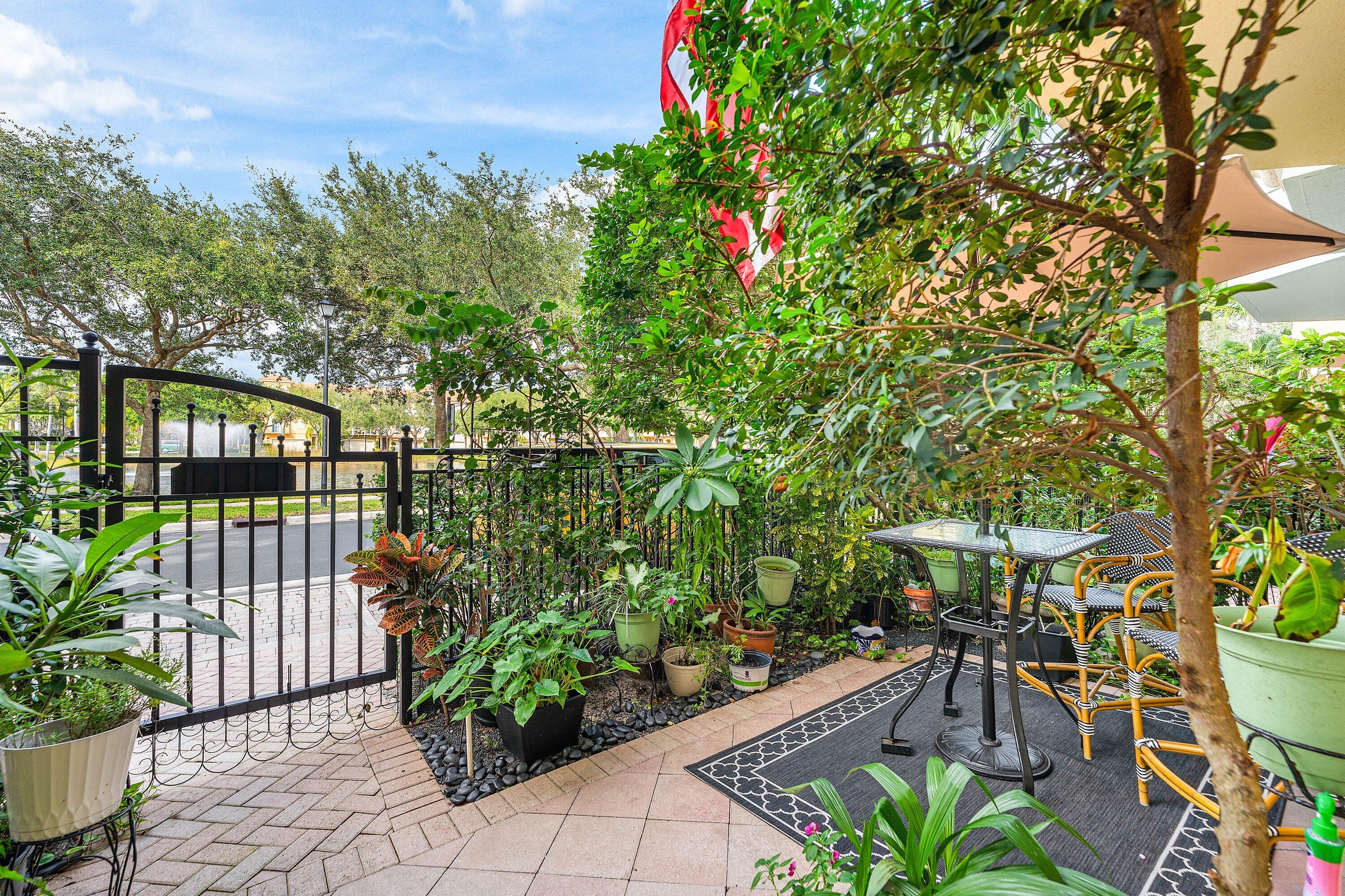 HARBOUR OAKS - Residential