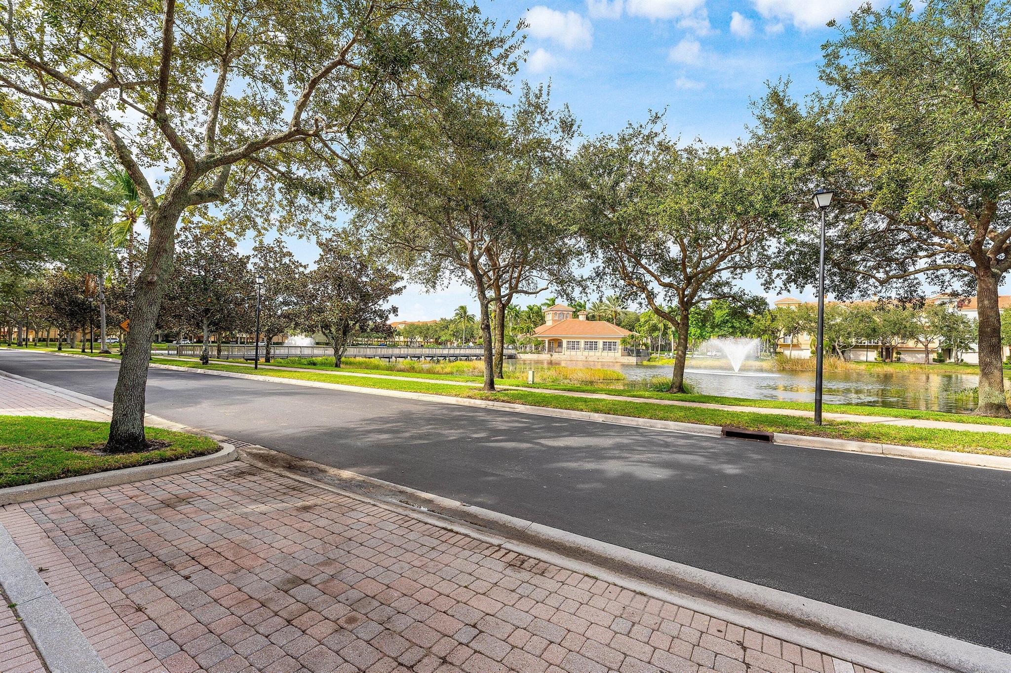 HARBOUR OAKS - Residential