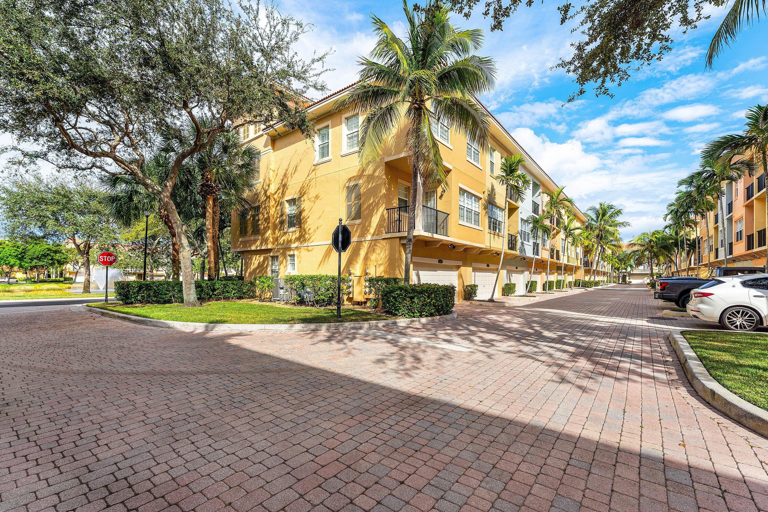 HARBOUR OAKS - Residential