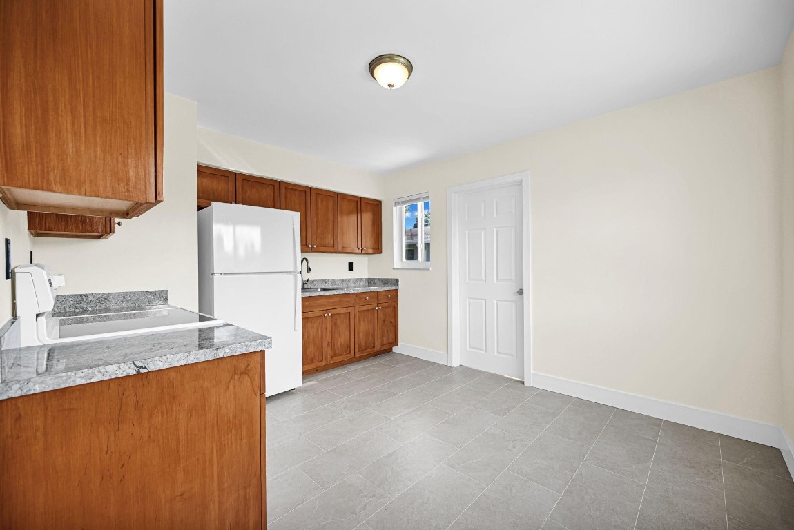 FLAMINGO MANORS - Residential Lease