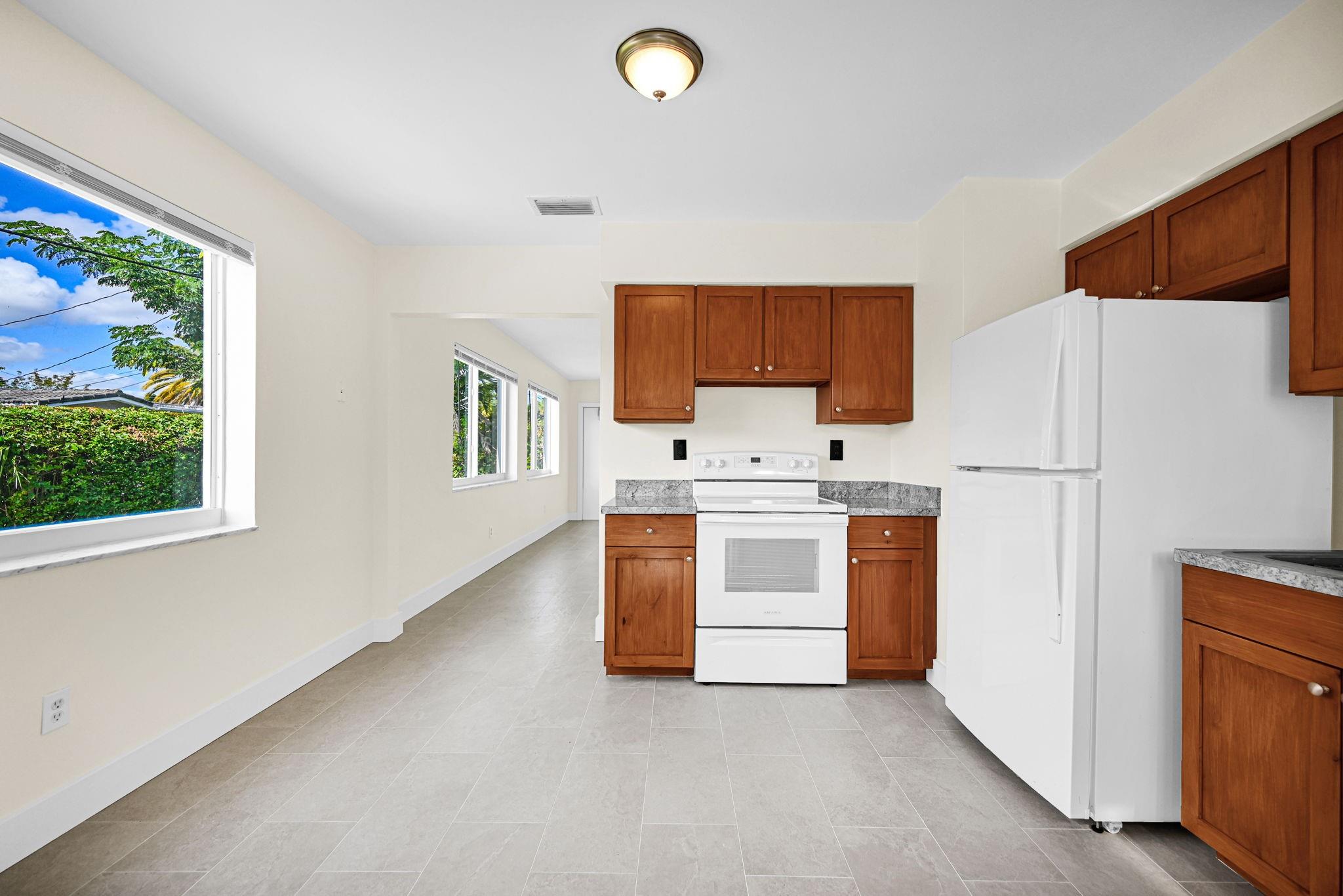 FLAMINGO MANORS - Residential Lease