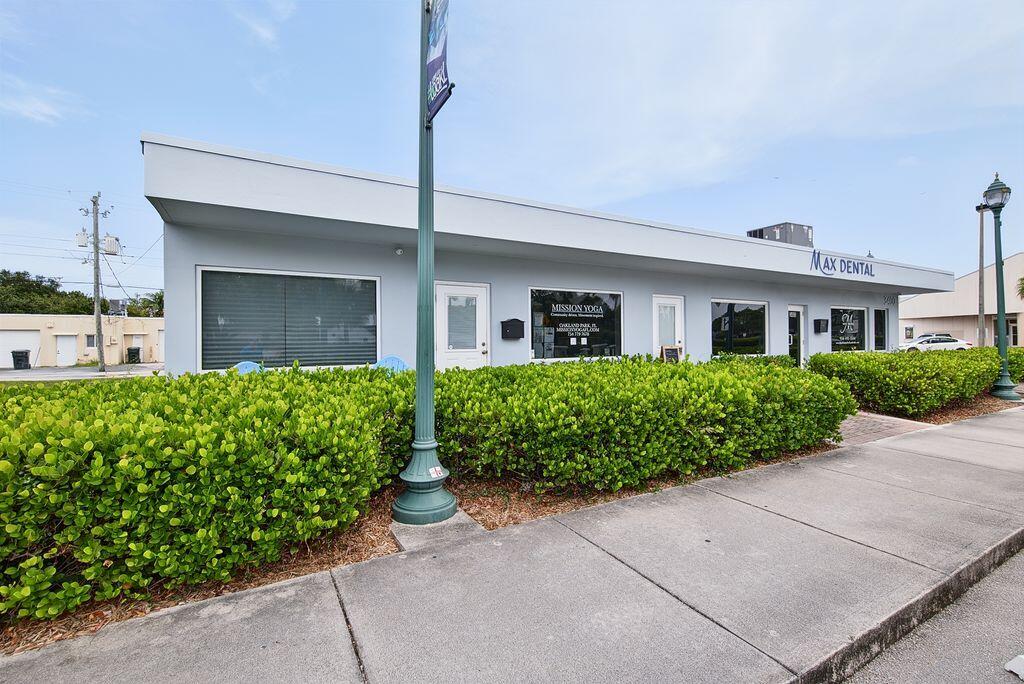 Photo of 3400 NE 12TH Avenue, Oakland Park, FL 33334 (MLS # B26057797)