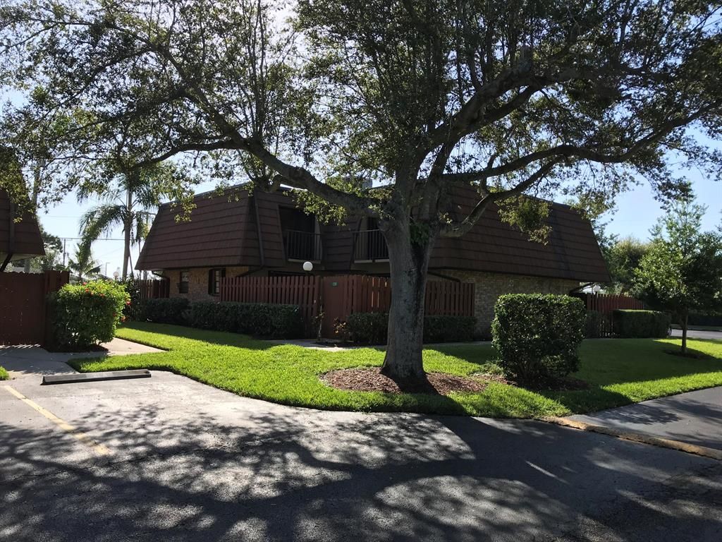 Photo of 1440 N Lawnwood Circle #18-C, Fort Pierce, FL 34950 (MLS # R10796343)