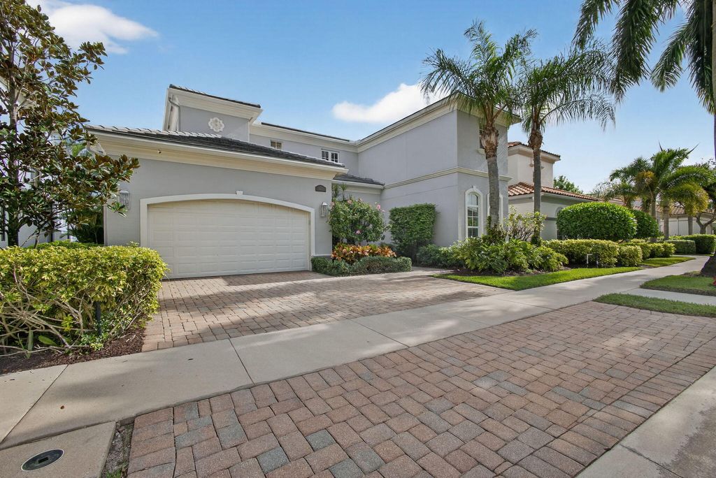 Photo of 128 Siesta Way, Palm Beach Gardens, FL 33418 (MLS # B26043467)