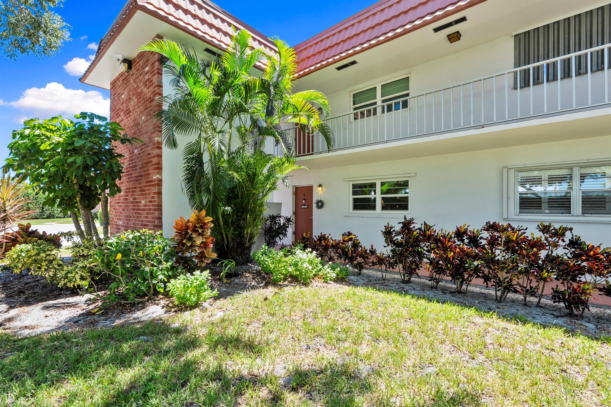 1st Floor 2Bed 2Bath corner condo renovated in 2019. Newer Impact windows. Newer 42'' Kitchen cabinets, white appliances, tiled backsplash. Dining room has added cabinetry with glass accent doors. Upgraded Vinyl plank floors throughout, tile in bathroom & porch. Other upgrades include 2025 Jacuzzi Shower in 2nd bathroom, light fixtures, interior paint, fans, 6'' baseboards, Water Heater replaced in 2008, A/C in 2014, Roof 2020, upgraded electric panel. Newer 2010 6'x24' glass enclosed porch in 2010 with large storage closet. Great location just a short walk to community club house with Pool, Dance Hall, Library, Gym, Shuffleboard & workshop. Close to shopping, restaurants, and beaches. Interview required prior to closing. Please visit Vistapines for application & rules & regulations.