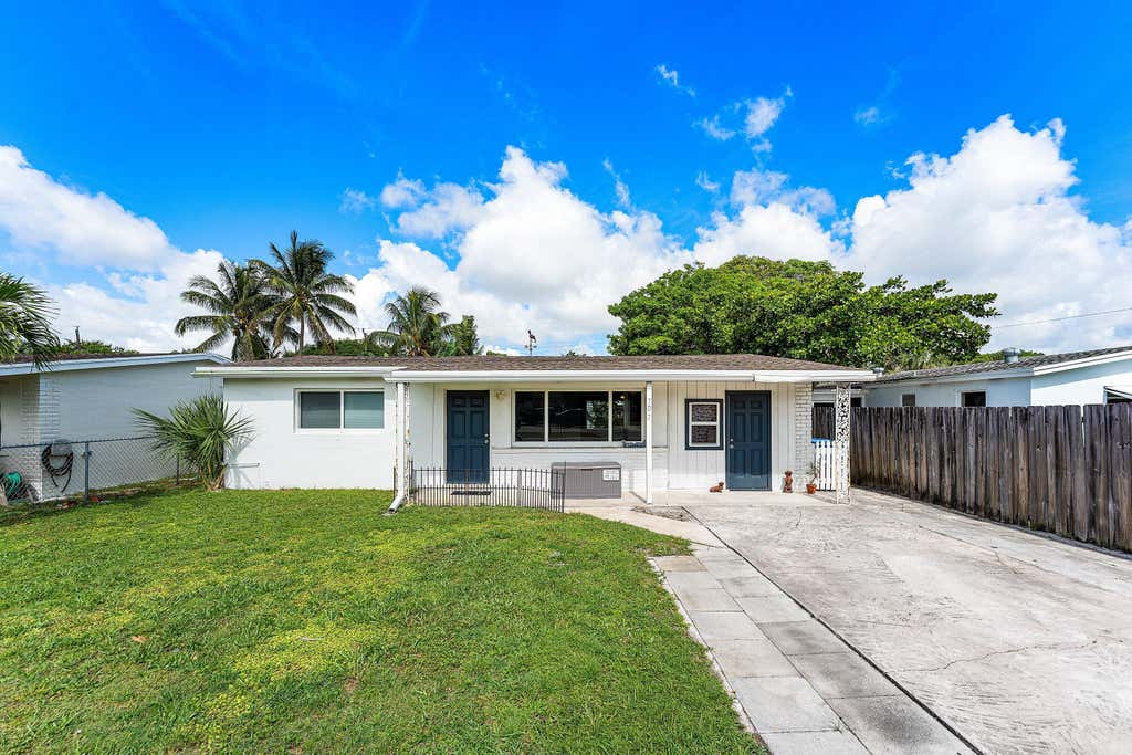Photo of 707 S Broadway, Lantana, FL 33462 (MLS # B26042213)