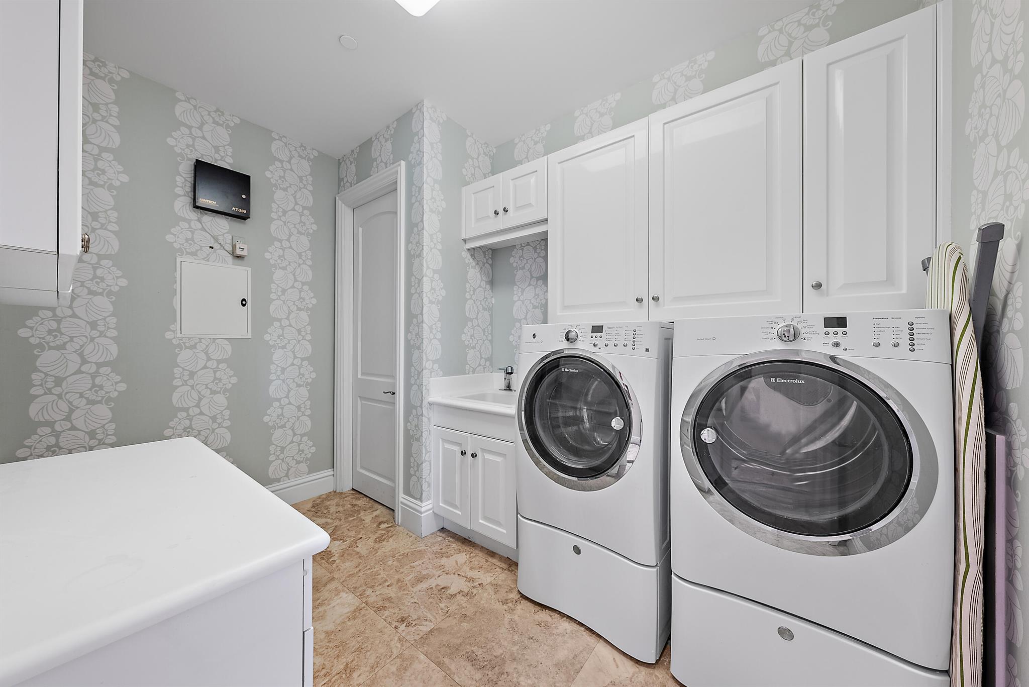 ONE SINGER ISLAND CONDO - Residential