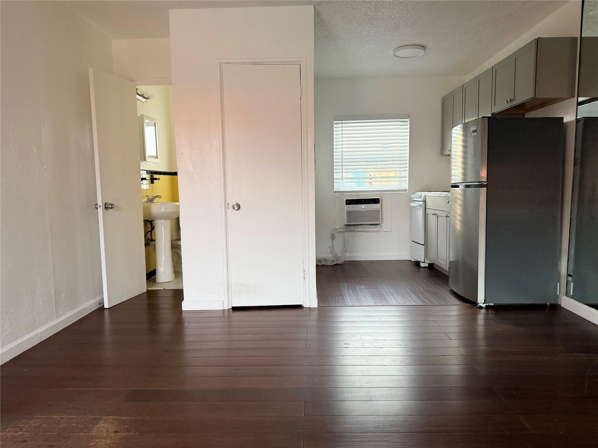 HOLLYWOOD - Residential Lease