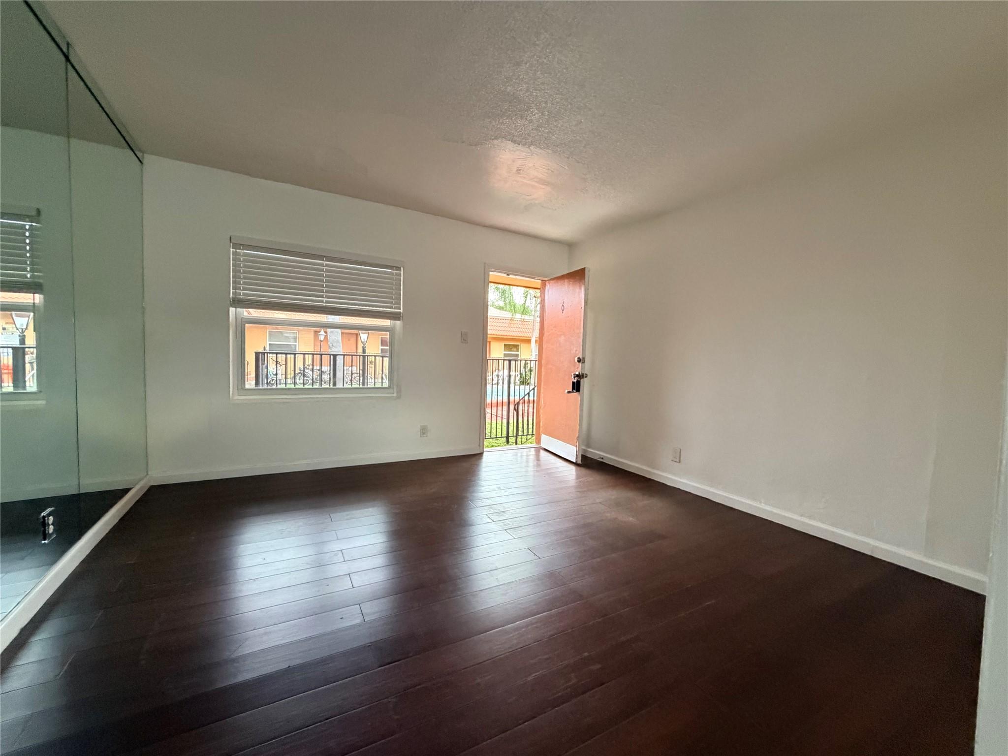 HOLLYWOOD - Residential Lease