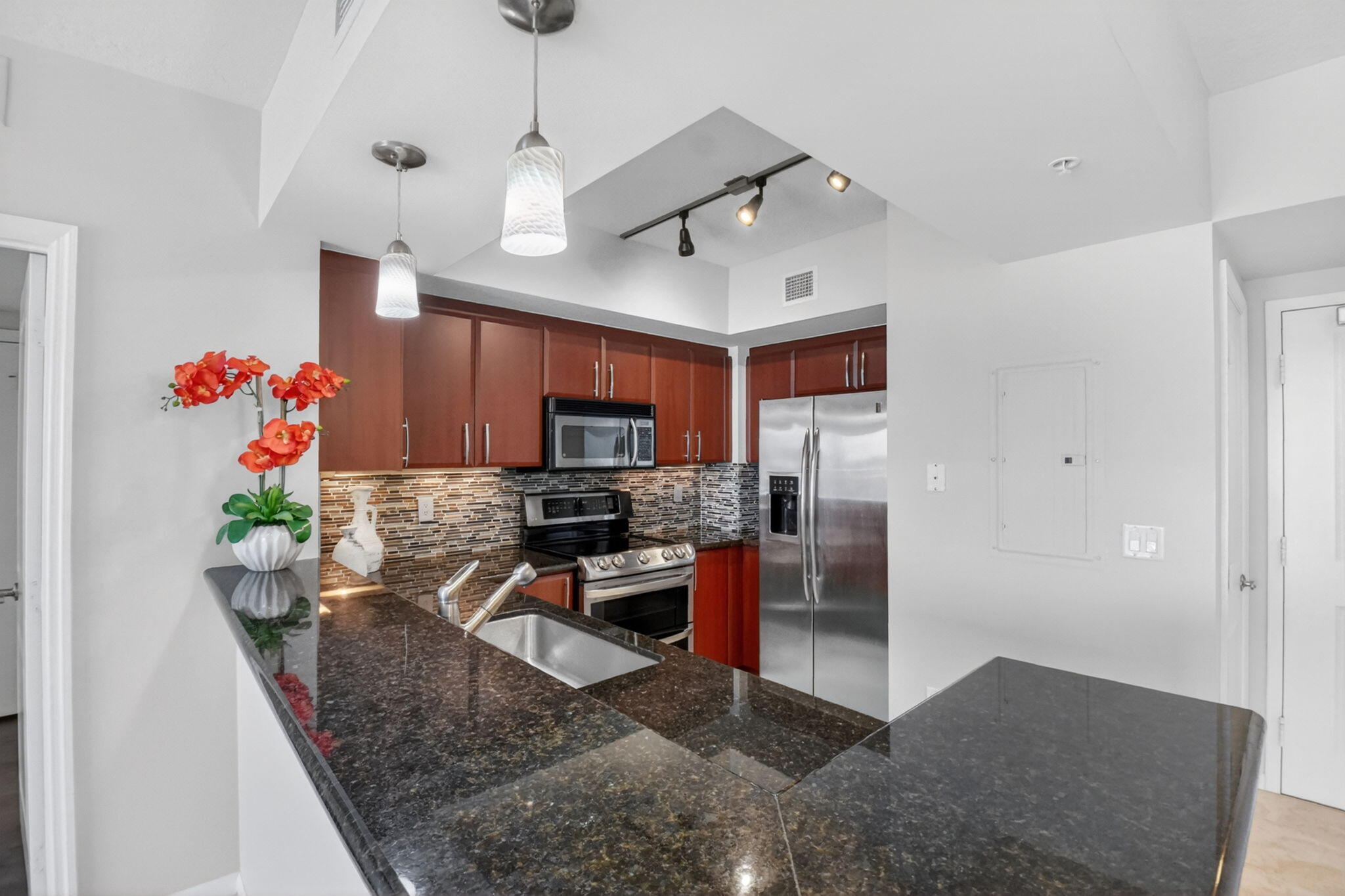METROPOLITAN CONDO - Residential