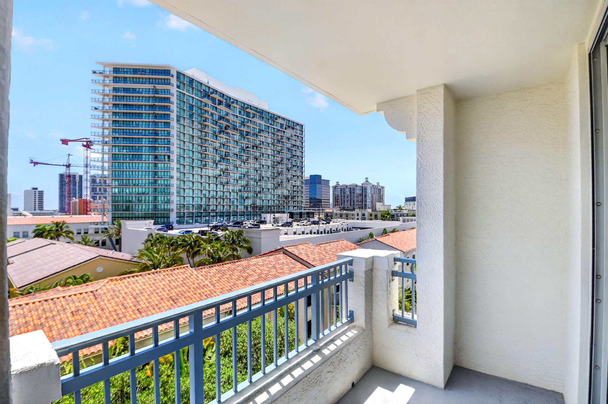 METROPOLITAN CONDO - Residential