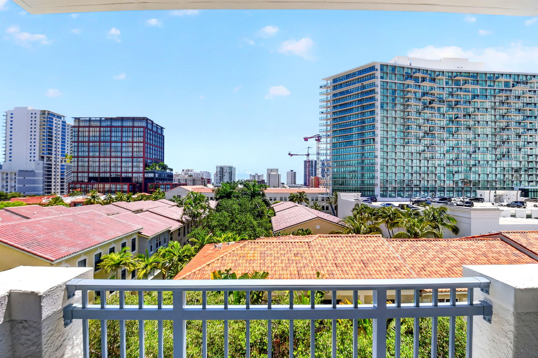 METROPOLITAN CONDO - Residential