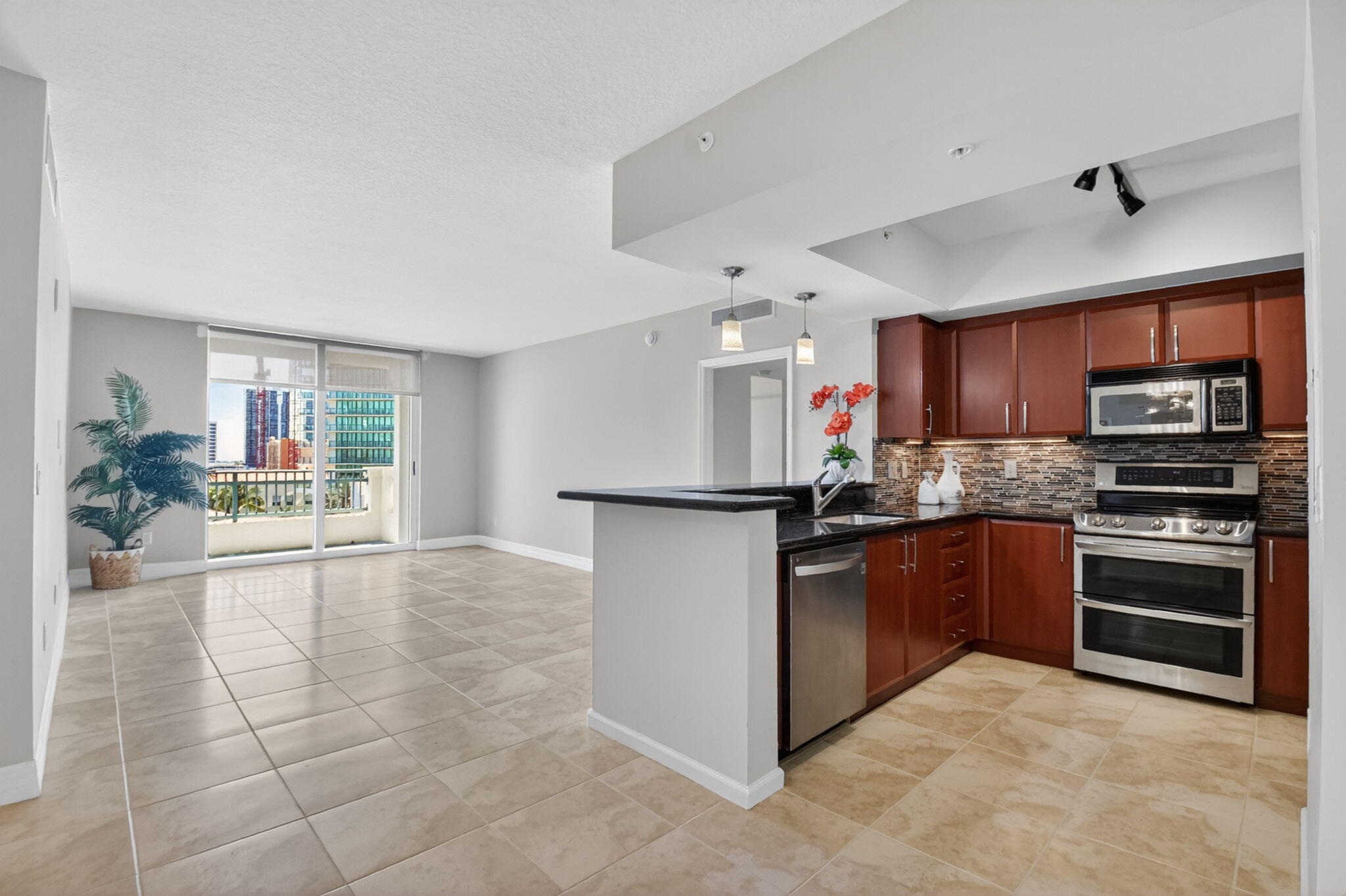 METROPOLITAN CONDO - Residential