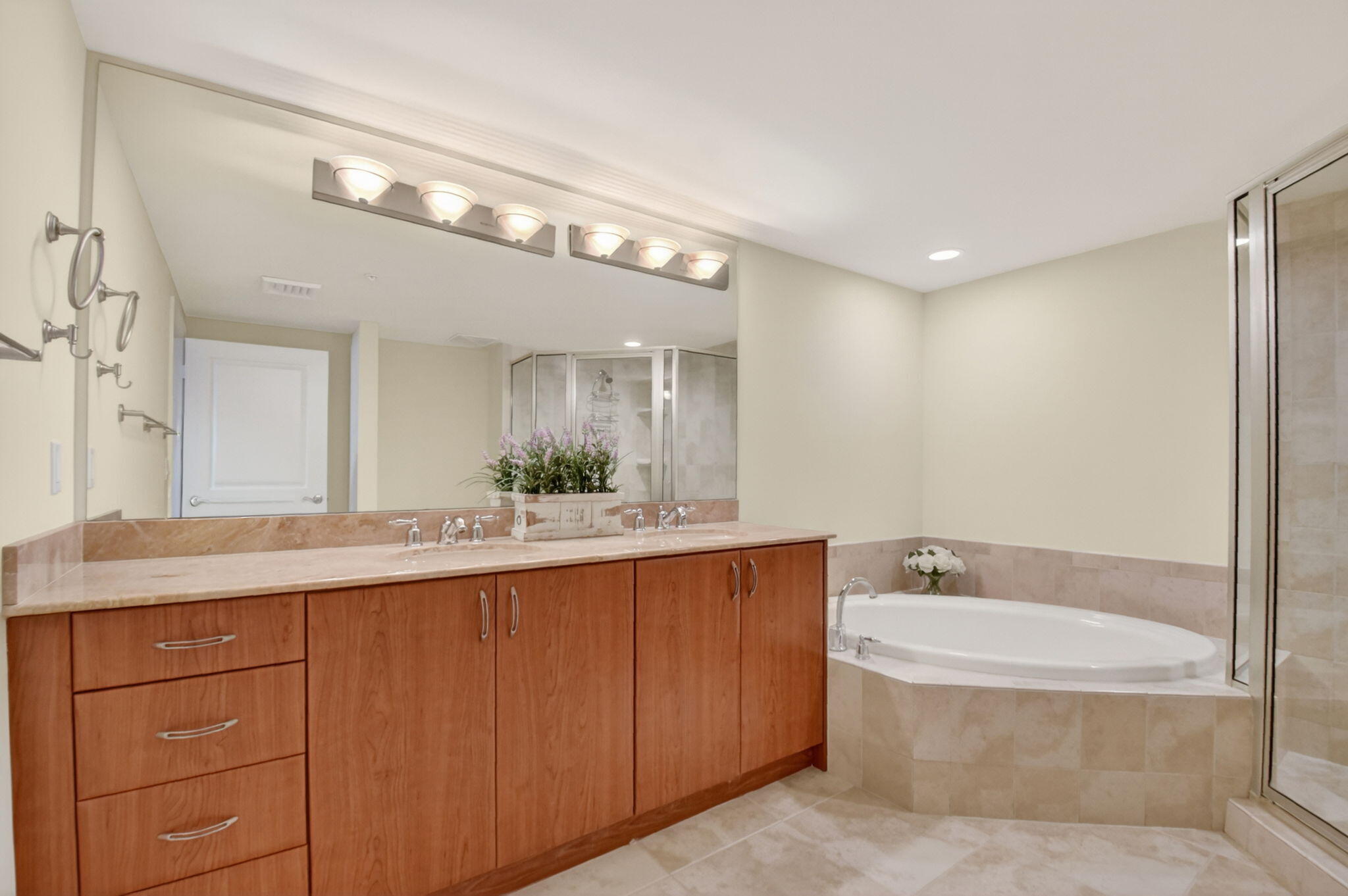 METROPOLITAN CONDO - Residential