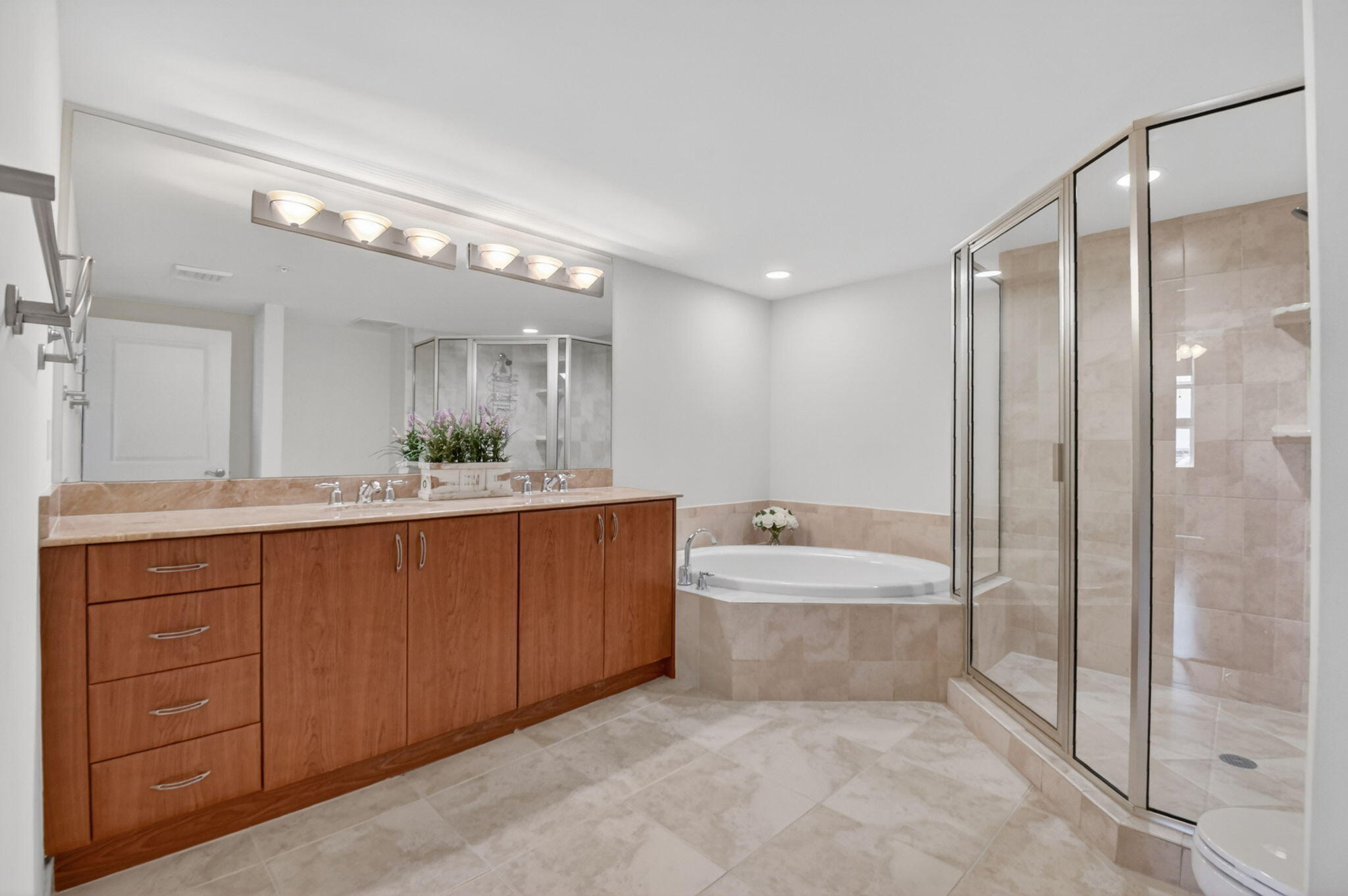 METROPOLITAN CONDO - Residential