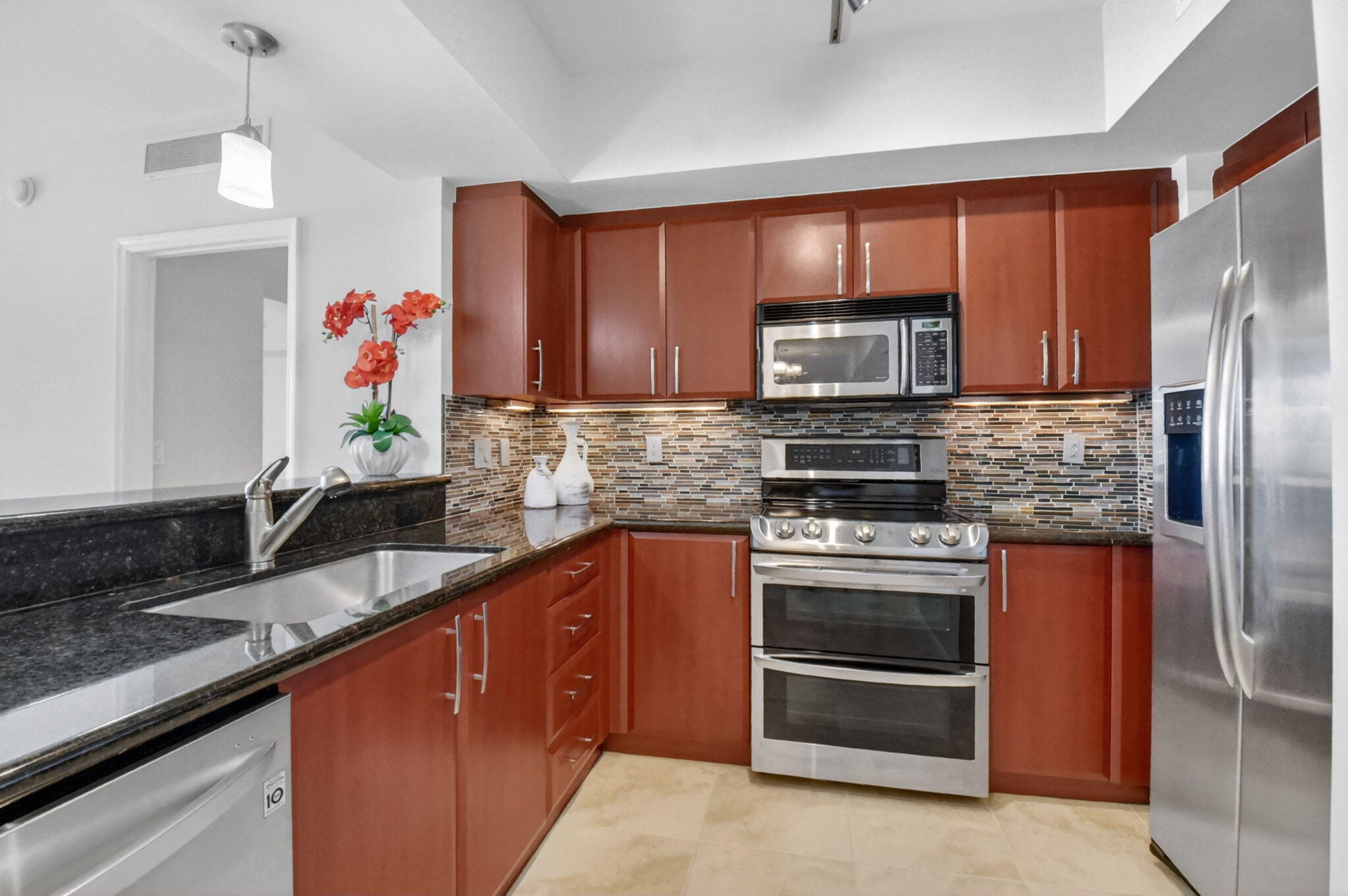 METROPOLITAN CONDO - Residential
