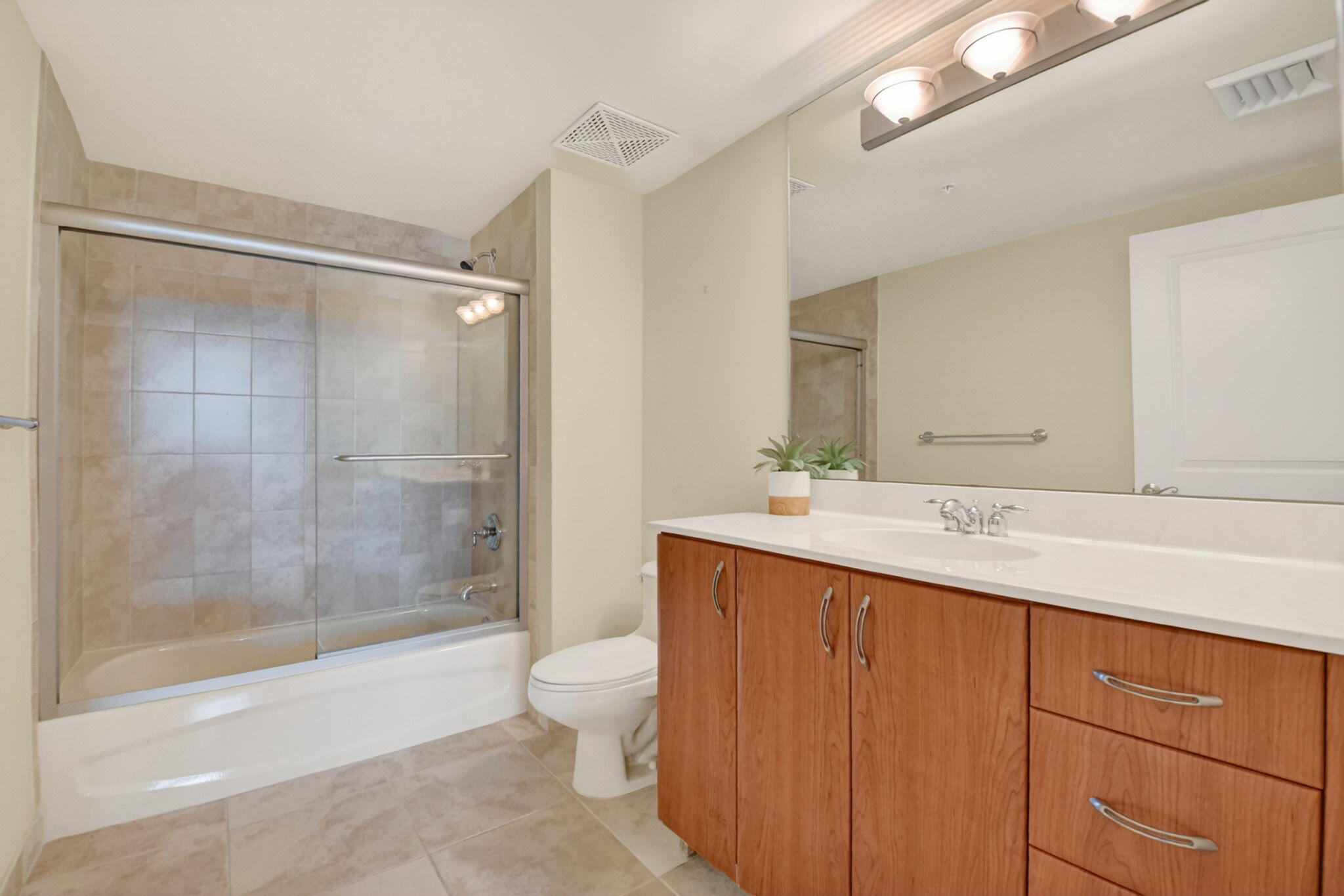 METROPOLITAN CONDO - Residential