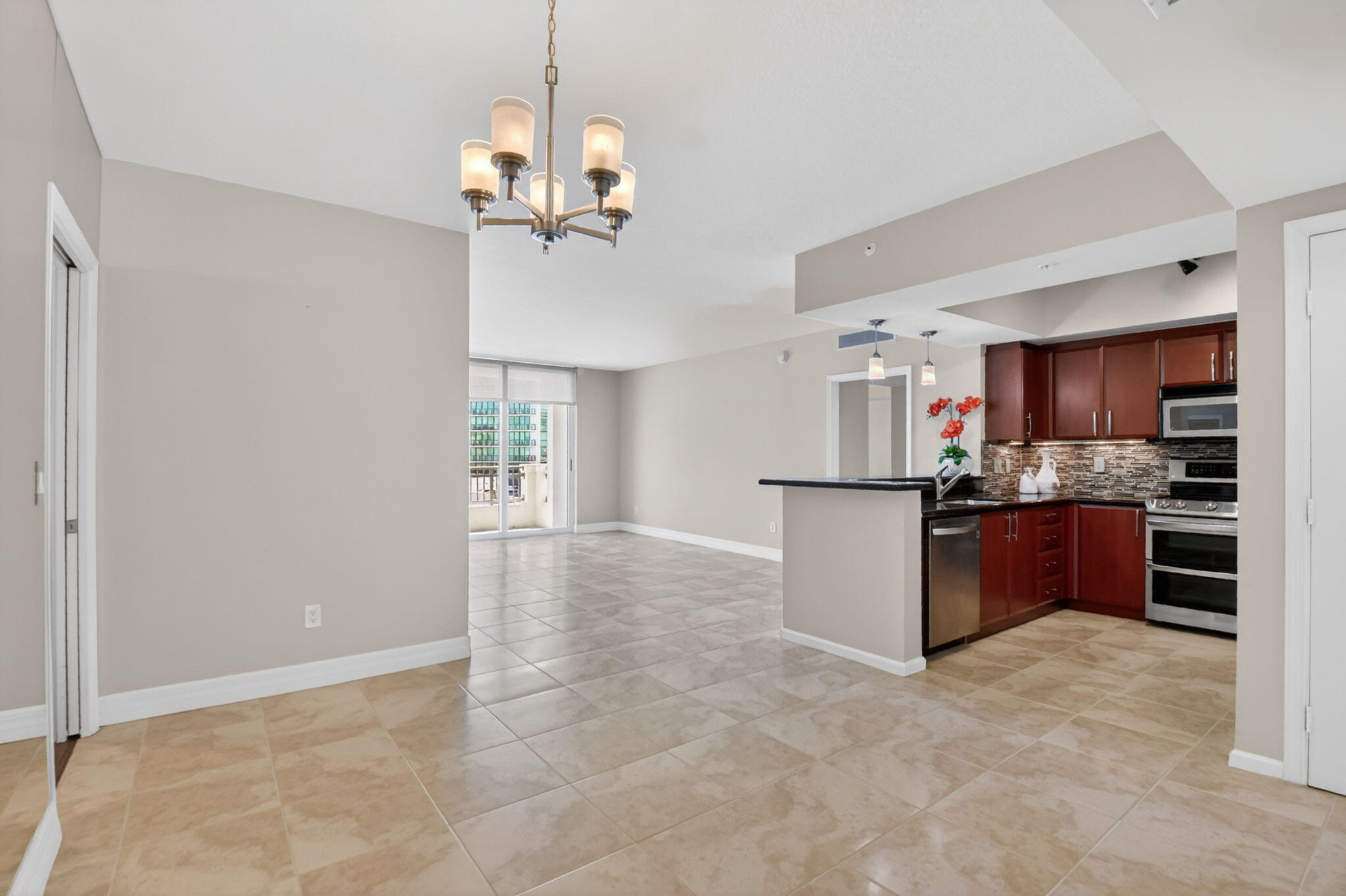 METROPOLITAN CONDO - Residential