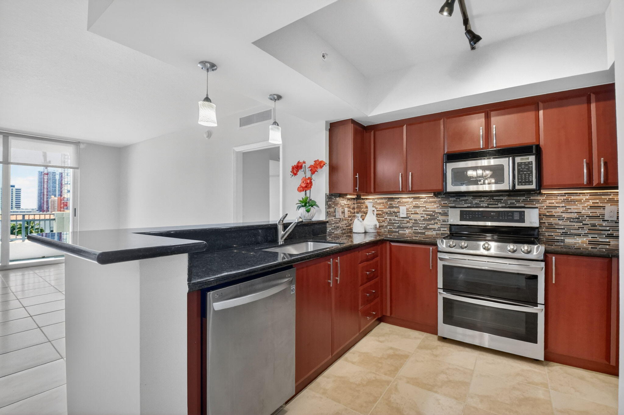 METROPOLITAN CONDO - Residential