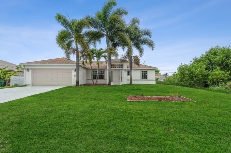 Photo of 1752 SW Finch Lane Ln, Port Saint Lucie, FL 34953 (MLS # R10814533)