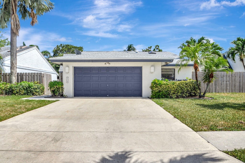 Photo of 23 Baytree Circle, Boynton Beach, FL 33436 (MLS # R11005205)
