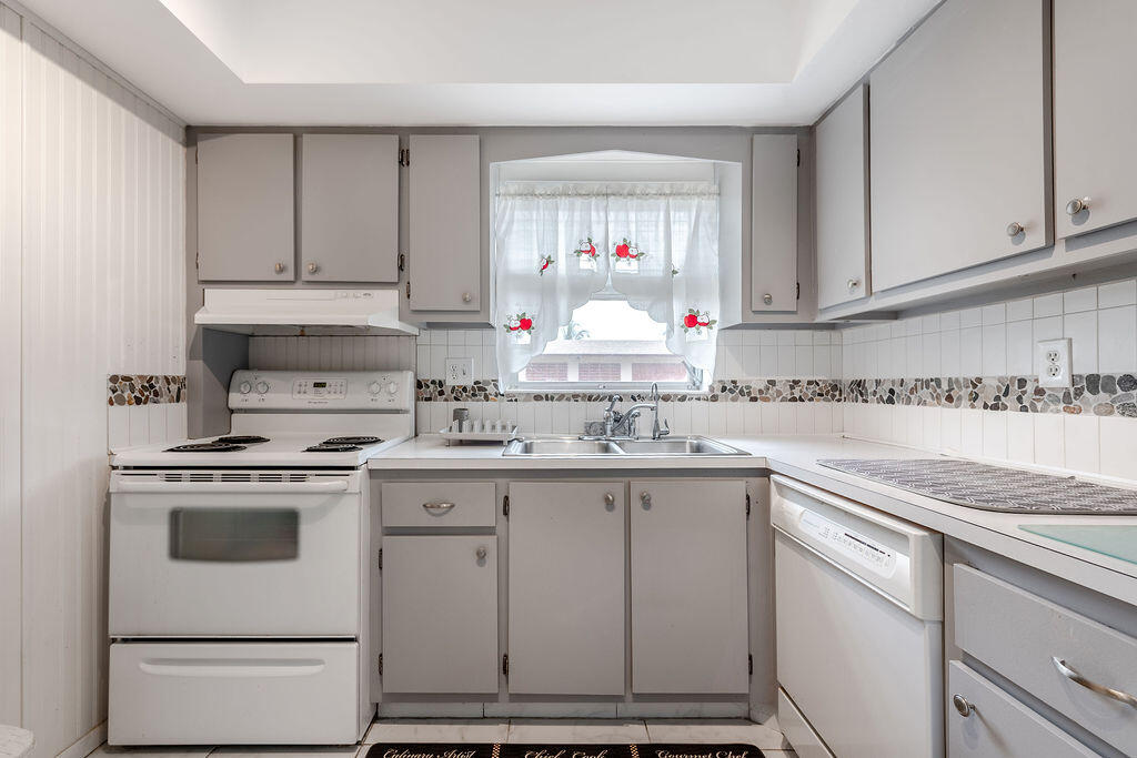 2995 Crosley Drive W E