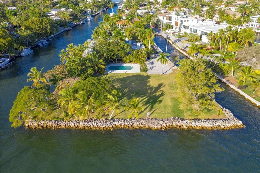 Spectacular Las Olas/New River point lot, this is an unsurpassed location to build the yachting estate of your dreams. With a total of +/- 616' of deep water frontage, including +/- 176' on an extremely wide (+/- 140') protected side canal, you can dock a mega yacht at your doorstep and still enjoy the breathtaking river views. This outstanding location is just moments by boat to the Intracoastal and an easy walk or bike ride to Fort Lauderdale Beach as well as Las Olas dining, shopping and nightlife.