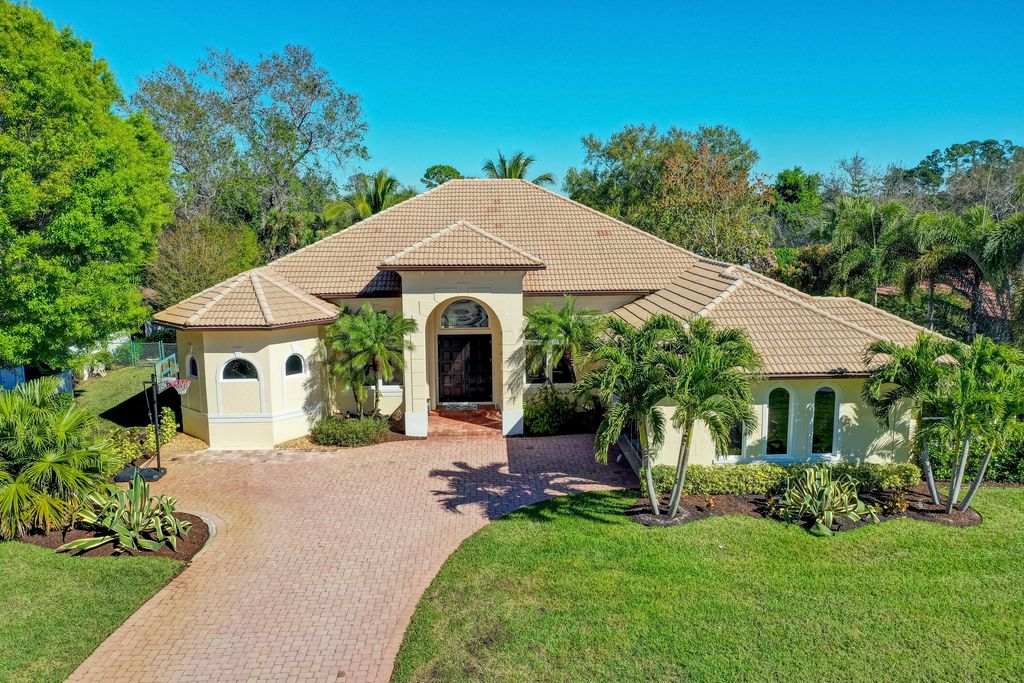 Photo of 12 Alnwick Road, Palm Beach Gardens, FL 33418 (MLS # R10960626)