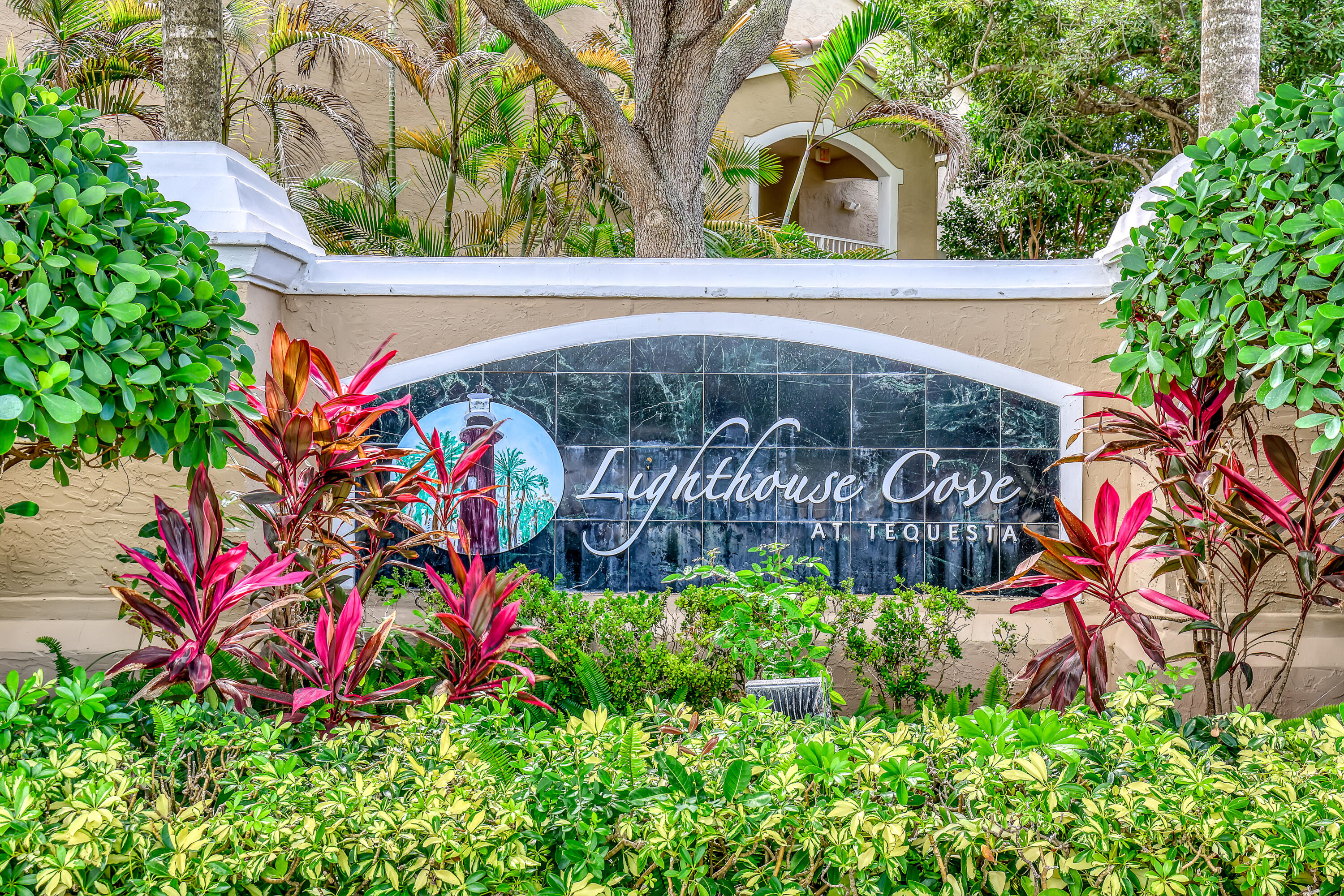 LIGHTHOUSE COVE AT TEQUESTA CONDO - Residential